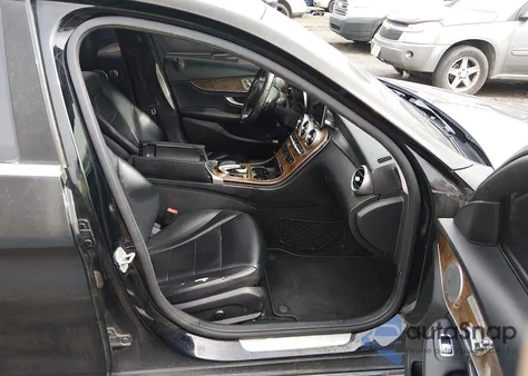 2015 Mercedes-Benz C 300 4Matic z USA, uszkodzony, nr VIN 55SWF4KB7FU004098